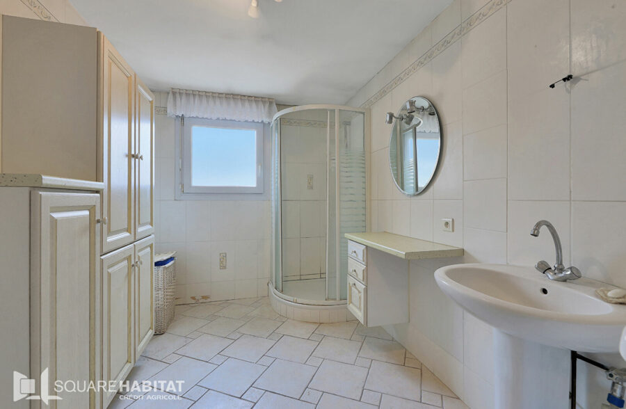 Maison  individuelle de 106 m²  et  garages fermés