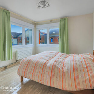 Maison  individuelle de 106 m²  et  garages fermés