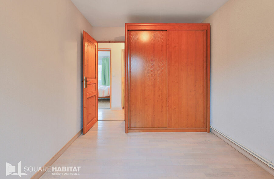 Maison  individuelle de 106 m²  et  garages fermés